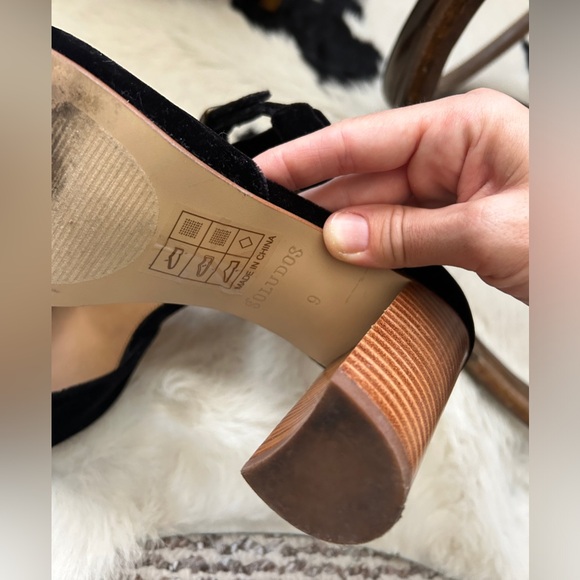 Pair of black velvet Soludos heels from Anthropologie - Picture 4 of 7